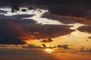Scandinavian Evening Light Imprime: Dramatic cloudy sky at sunset, sunbeams