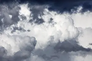 Dramatic Cloudy Sky Imprime: Dramatic cloudy sky in front of thunderstorm