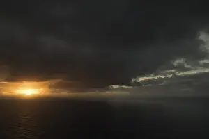 Dramatic Evening Sky Imprime: Dramatic dark cloudy sky at sunset