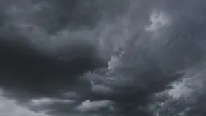 Dramatic Cloudy Skies Imprime: Dramatic dark storm clouds in sky background