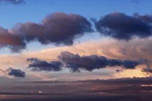 Dramatic Evening Sky Imprime: Dramatic evening sky with clouds at sunset