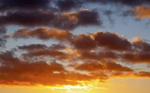 Dramatic Evening Sky Imprime: Dramatic evening sky with clouds at sunset