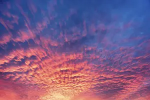 Dramatic Evening Sky Imprime: Dramatic evening sky with red clouds after sunset
