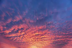 Dramatic Evening Sky Imprime: Dramatic evening sky with red clouds after sunset