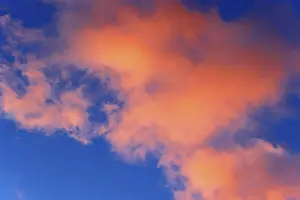 Red Clouds At Sunset Imprime: Dramatic evening sky with red clouds at sunset
