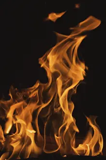 Dark Background Flames Imprime: Dramatic flames against A dark background