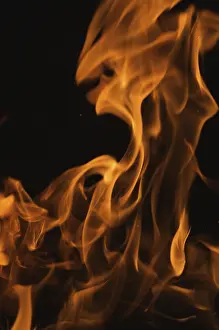 Dark Background Flames Imprime: Dramatic flames against A dark background