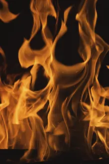 Dark Background Flames Imprime: Dramatic flames against A dark background