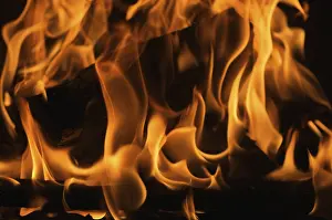 Dark Background Flames Imprime: Dramatic flames against A dark background