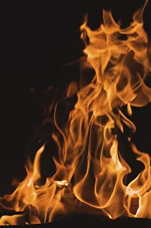 Dark Background Flames Imprime: Dramatic flames against A dark background