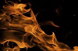 Dark Background Flames Imprime: Dramatic flames against A dark background