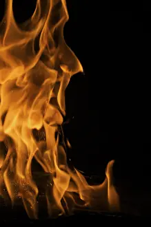 Dark Background Flames Imprime: Dramatic flames against A dark background