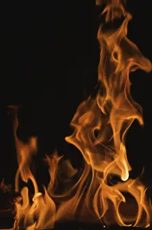 Dark Background Flames Imprime: Dramatic flames against A dark background