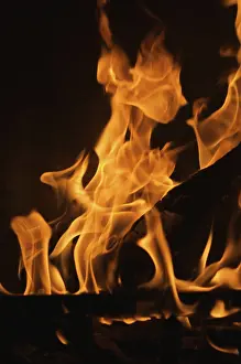 Dark Background Flames Imprime: Dramatic flames against A dark background