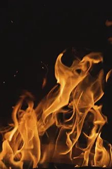 Dark Background Flames Imprime: Dramatic flames against A dark background