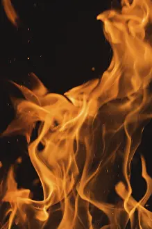 Dark Background Flames Imprime: Dramatic flames against A dark background