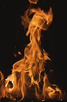 Dark Background Flames Imprime: Dramatic flames against A dark background