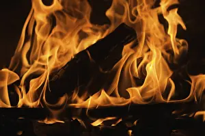 Dark Background Flames Imprime: Dramatic flames against A dark background