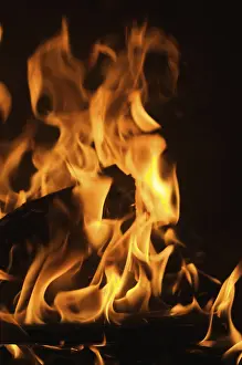 Dark Background Flames Imprime: Dramatic flames against A dark background