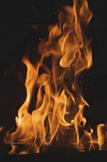 Dark Background Flames Imprime: Dramatic flames against A dark background