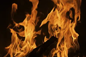 Deserted Fire Scene Imprime: Dramatic flames against A dark background