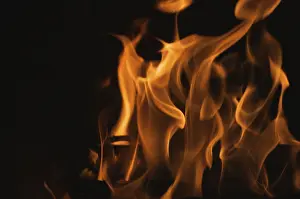 Plain Colored Background Wallpaper Imprime: Dramatic flames against A dark background