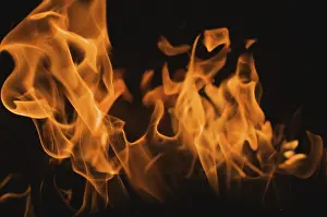 Dark Background Flames Imprime: Dramatic flames against A dark background