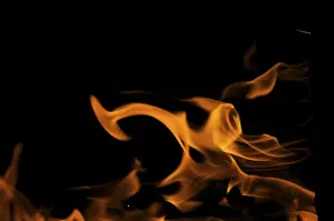 Plain Colored Background Wallpaper Imprime: Dramatic flames against A dark background