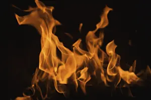 Dark Background Flames Imprime: Dramatic flames against A dark background