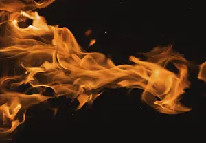 Dark Background Flames Imprime: Dramatic flames against A dark background