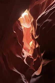 Eroded Sandstone Rock Formations Imprime: Dramatic lighting of a rock formation