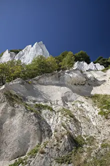 Chalk Cliff Scenery Imprime: A dramatic low-angle view looking up the steep