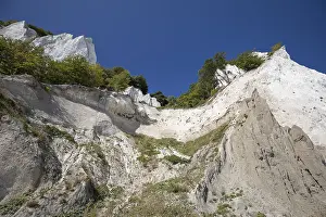 Chalk Cliff Scenery Imprime: A dramatic low-angle view looking up the steep