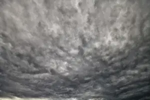 Dramatic Cloud Atmosphere Imprime: Dramatic, monochrome storm clouds