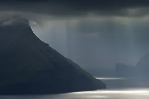 Deserted Atlantic Coast Imprime: Dramatic mood lighting, low clouds