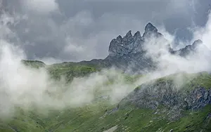 Cloudy Mountain Scenery Imprime: Dramatic mountain landscape with clouds