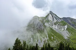 Cloudy Mountain Peak Imprime: Dramatic mountain landscape with clouds
