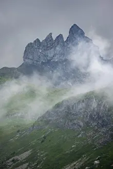 Dramatic Mountain Landscape Imprime: Dramatic mountain landscape with clouds