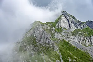 Cloudy Mountain Peak Imprime: Dramatic mountain landscape with clouds