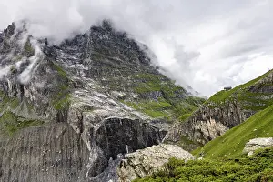 Deserted Mountainous Region Imprime: Dramatic mountain landscape covered in clouds