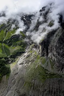 Cloudy Mountain Range Imprime: Dramatic mountain landscape covered in clouds