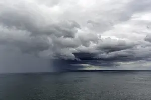 Nimbostratus Cloud Formations Imprime: Dramatic rain clouds over the sea