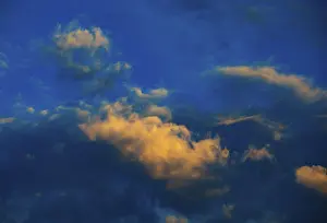 Dramatic Clouds Europe Imprime: Dramatic red cloudscape at dusk