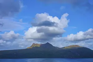 Dramatic Scottish Landscape Imprime: Dramatic sky with big clouds over a shadow-covered mountain