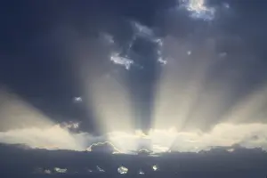 Dramatic Sky Imprime: Dramatic sky with sunbeams breaking through