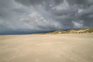 Cloudy Sky Over Dunes Imprime: Dramatic storm clouds over beach and dunes