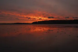 Frozen Lake Landscape Photography Imprime: A dramatic sunset over a still
