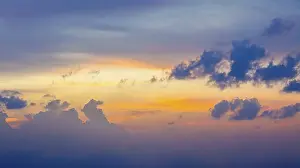 Atmospheric Evening Scene Imprime: Dramatic sunset clouds in sky