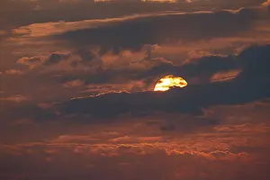 Cloudy Desert Landscape Imprime: Dramatic sunset with clouds and sun