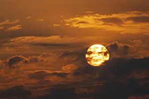 Dramatic Clouds Imprime: Dramatic sunset with clouds and sun